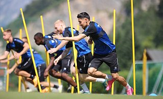 Der nachgereiste SCP-Akteur Raphael Obermair (vorne) absolvierte am Samstag seine erste Trainingseinheit in Tirol. - Oliver Krato