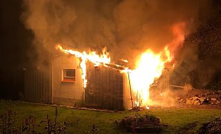 Eine Gartenhütte brannte im März im Paderborner Riemekeviertel. - Polizei Paderborn (Archivbild)