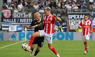 Louis Oppie (l.), hier ganz dicht an Cottbus-Stürmer Timmy Thiele, war der beste Armine. - IMAGO/Steffen Beyer