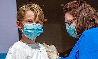 Am Samstag, 31. Juli, können sich 12- bis 15-Jährige im Impfzentrum des Kreises Herford impfen lassen. In den USA - hier ein 13-Jähriger im Bundesstaat Connecticut - werden Kinder bereits seit einiger Zeit geimpft. - AFP