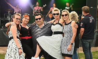 Yvonne Schaper (v. l.), Svenja Walter, Björn Schwarzer, Michaela Rook und Melanie Lappe feierten in passenden Outfits. - Thomas Kube
