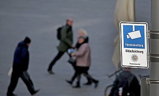 Dieses Hinweisschild mit der Aufschrift „Videobeobachtung“ und „Bildaufzeichnung“ hängt vor dem Kölner Hauptbahnhof. Längst gibt es an immer mehr Stellen Kameras, die rund um Gebäude das Geschehen beobachten. - dpa/Oliver Berg