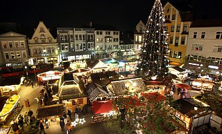 Die Schausteller müssen mit dem Aufstellen der Hütten bereits Wochen vor der Eröffnung des Weihnachtslichtes beginnen. - Frank-Michael Kiel-Steinkamp