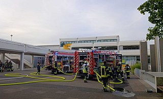 60 Einsatzkräfte aus Beverungen, Herstelle und Würgassen hatten das Feuer an der Schule binnen 20 Minuten unter Kontrolle. - Manuela Puls