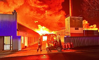 Durch das Feuer wurden in der Nacht zu Sonntag die Gebäude auf dem etwa 10.500 Quadratmeter großen Areal am Bosfelder und Georg-Nolte-Weg in Rheda-Wiedenbrück im Kreis Gütersloh zerstört. - Thorsten Heß