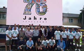 Ein imposantes Foto vor der großen Video-Leinwand auf dem Wilhelm-Kern-Platz: Männer und Frauen aus allen Abteilungen und Sachgebieten der Stadtverwaltung sind für das Stadtjubiläum im Einsatz und arbeiten intensiv zusammen. - Karsten Schulz