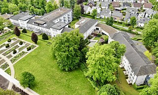 Das Parkhotel liegt direkt an der Bad Lippspringer Gartenschau. Sichtschutzzäune werden um das Teamhotel herum noch aufgestellt. - Jens Reddeker