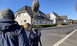 Ein Filmteam des WDR dreht am Unfallort. - Jobst Lüdeking