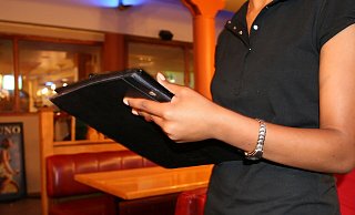 Die Deutschen geben an, im Zuge rasanter Teuerungen in allen Bereichen besonders auf die Gastronomie zu verzichten. - Symbolfoto: Pixabay