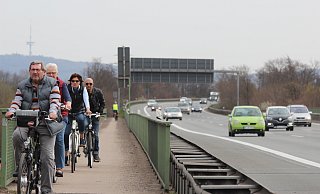 Auf der Weserbrücke der A2 ist ein Fahrbahnübergang auf der Mittelspur kaputt gegangen. Unser Foto zeigt den Radweg im Jahr 2016. - Ulf Hanke