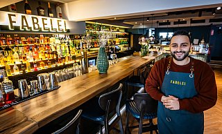 Berkay Demir in dem stylischen Ambiente der neuen Bar. - Sarah Jonek Fotografie