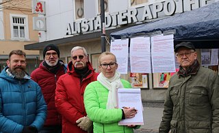 Anwohner und Initiatoren der Interessengemeinschaft Sandbrede sammelten Unterschriften gegen die geplanten Anwohnerbeiträge und wollen diese in Kürze Bürgermeister Kähler und dem Baudezernat übergeben. - Claus Frickemeier