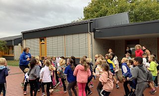 Die Schüler der Homersen Grundschule warten auf das Startsignal zum Sponsorenlauf. Foto: Steffi Quisbrock - Steffi Quisbrock