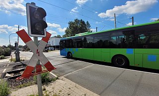 Eine Bahnschranke an der Parkstraße in Bünde ist von Unbekannten manipuliert worden. - Florian Weyand