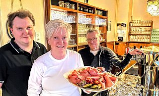 Marc-Kevin (v. l.), Silke und Thomas Böhler betreiben die Traditionswirtschaft in fünfter Generation. - Eike J. Horstmann