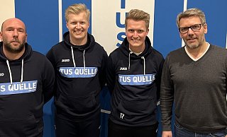 Chefcoach Björn Heinemann (v.l.), Philipp Schremmer, Marco Schremmer, Vorstandsmitglied Wolf-Dieter Westphal. Foto: Bazi - Bentrup