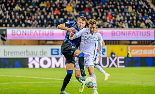 Schon der 2:0-Sieg der Arminia in Paderborn war brisant: DSC-Verteidiger Lukas Klünter (r.) ist im Zweikampf mit Paderborn Marvin Pieringer. - BESIM MAZHIQI