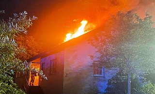 Ein Blitzschlag löst das Feuer in der Nacht zum Montag aus. - Feuerwehr Büren