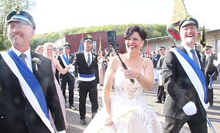 Stadtkönigin Biggi Vahle, die von den Königsoffizieren Eugen Menne und Matthias Petry begleitet wird, filmt jede Sekunde des Festumzugs auf Video. - Burkhard Battran