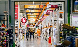 Auch vor der offiziellen Eröffnung ist für letzte Arbeiten schon viel Betrieb in den Gängen des Baumarktes. - Besim Mazhiqi