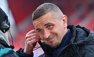 Regensburgs Trainer Mersad Selimbegovic schmiert dem kommenden Gegner aus Paderborn reichlich Honig ums Maul. - picture alliance/dpa