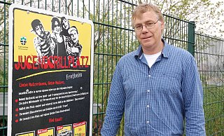 Frank Engelhardt am Eingang zum Jugendgrillplatz in Frotheim - Klaus Frensing (Archiv)