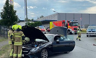 Der Mercedes überfuhr die Bordsteinkante und riss ein Verkehrszeichen samt Betonsockel aus dem Boden. - Ralph Meyer