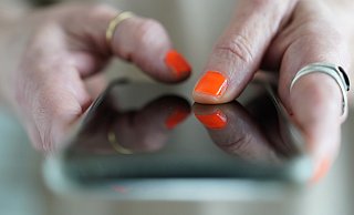 Eine Höxteraner Seniorin fällt nicht auf den Betrug rein und will nun warnen. (Symbolbild) - Dpa