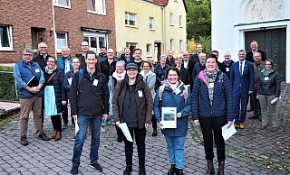 Mit einem beachtlichen Gefolge machte sich die mit (vorne v. l.) Szabolcs Bèrczi, Zlatica Csontos Šimo?áková, Tanja Mayer und Lisa Angela Landert besetzte Fachjury auf den Weg durch das Eggedorf Himmighausen. - Josef Köhne