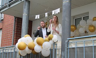 Für das Brautpaar Jennifer und Christian Zinneker war es ein ganz besonderer Tag. Sie hatten ganz coronakonform ihre Liebsten dabei - mit viel Abstand. - Ariane Zinneker