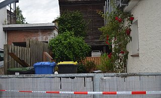 In diesem Hinterhof an der Linnenstraße in Bruchhausen ist es zu dem Unglück gekommen. Der Unglücksort ist noch durch Flatterband der Polizei abgesperrt. - Nicole Fischer