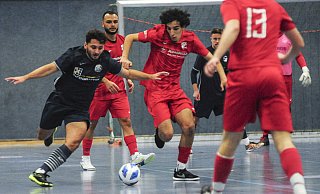 Brakes Cengiz Can Zafer (l.) zieht hier locker an Gadderbaums Achraf El Ayadi vorbei.n - © Jörg Dieckmann - www. dieckmann-fotodesign.de