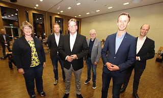 Im Kreis der Neuen: Der Stadtverbandsvorsitzende Klaus Dirks (Mitte) gibt sein Amt ab. In den neuen Vorstand werden gewählt: Astrid Zellermann (Mitgliederbeauftragte, v.l.), Marcel Hassenewert (stellvertretender Vorsitzender), Wolfgang Gerbig (Schriftführer), Maik Dück (Vorsitzender) und Michael Brechmann (stellvertretender Schriftführer) - Sigurd Gringel