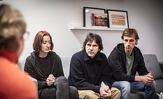 Aktivisten von Extinction Rebellion Bielefeld im Gespräch mit NW-Redakteurin Heike Krüger (von links): Leonie Bäumer (19), Nico Breitsprecher (40) und Max Tiessen (28). - Mike-Dennis Mller / www.mdm.photo