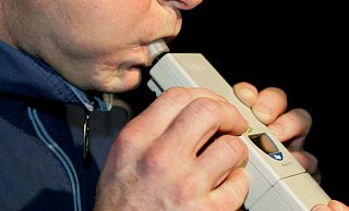 Der von der Polizei durchgeführte Atemalkoholtest wies bei dem Unfallfahrer in Delbrück einen deutlich erhöhten Wert auf. - picture-alliance/ dpa/Uli Deck