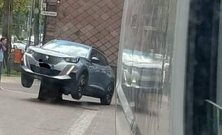 Der "Umfahrstein" in Holzminden hat in diesem Peugeot ein neues Opfer gefunden. - privat