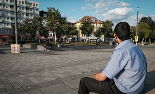Der junge Afghane Jamal M. erzählt auf dem Kesselbrink seine Geschichte. Er bangt um seine Eltern und seine Brüder in Kabul. Aus Angst vor dem langen Arm der Taliban will er unerkannt bleiben. - Susanne Lahr