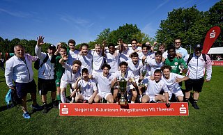 Der Nachwuchs des FC Winterthur holte sich beim 48. Pfingstturnier des VfL Theesen den Pott. - Peter Unger