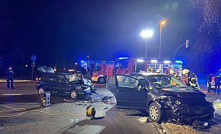 Bei einem Zusammenstoß auf der Kreuzung Marienfelder Straße/Grenzweg wurden zwei Menschen verletzt. - Thorsten Heß