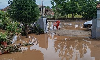 Der Dauerregen hat das Grundstück unter Wasser gesetzt - privat