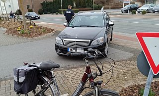 Der Mercedes und das am Unfall beteiligte Fahrrad nach dem Zusammenstoß auf der Bünder Straße. - Claus Frickemeier