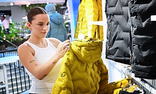 Intersport-Mitarbeiterin Susanna Schmidt zeigt in Bielefeld schon einmal die Mode für kältere Tage. - BARBARA FRANKE