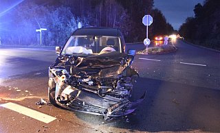Der VW einer 29-jährigen Fahrerin rutschte gegen den Kraftstofftank eines kreuzenden Lastkraftwagens. Foto: Polizei Minden-Lübbecke - Polizei Minden-Lübbecke