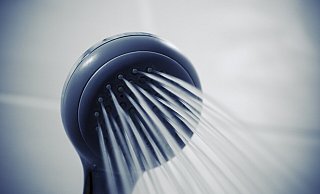 Legionellen können durch den Wasserdampf beim Duschen in die Lunge gelangen. (Symbolbilb) - Pixabay