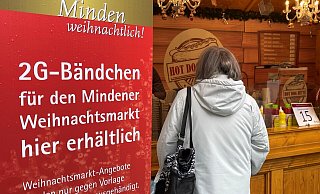 Auffällige Hinweisschilder navigieren die Gäste zu den Ausgabestellen für die 2G-Bändchen, - Anja Peper