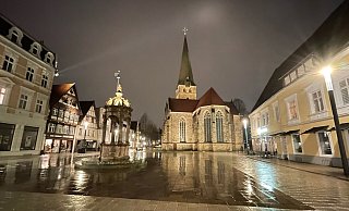 Selbst bei Dunkelheit und Regen macht der Platz etwas her. Wenn die Temperaturen wärmer werden, kehrt das Leben zurück und es stehen auch wieder Stühle, Tische und Schirme vor dem Kupferherz - und jetzt auch vor der neuen Weinbar. - Natalie Gottwald
