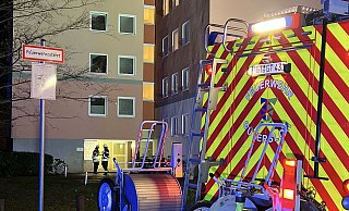 Mit einem Großaufgebot rückten die Einsatzkräfte am Sonntagabend an die Fröbelstraße in Gütersloh aus. - Thorsten Heß