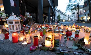 Nach Bekanntwerden des gewaltsamen Todes des 30-jährigen Paderborners sind am Tatort in der Marienstraße zahlreiche Kerzen zum Gedenken platziert worden. - Niklas Tüns