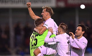 Nach der Entscheidung gibt es für den SC Verl kein Halten mehr: Der Drittligist besiegt den SC Wiedenbrück im Westfalenpokal-Derby im Elfmeterschießen. - Jens Dünhölter