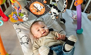 Ein zufriedenes, kleines Baby: Seinen Spielebogen findet Sam (1) ganz besonders spannend. 14 Wochen zu früh kam er vor rund einem Jahr auf die Welt, hat sich seitdem aber gut entwickelt. - Lena Henning